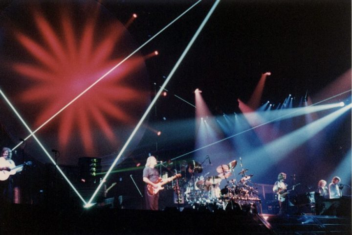 O legado do Pink Floyd transcende a música, pois seus shows revolucionaram o uso de luzes, efeitos visuais e sistemas de som surround. A banda influenciou gerações de artistas e ampliou as possibilidades do rock progressivo.