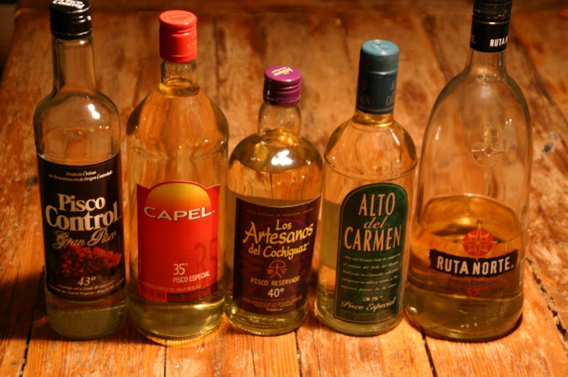 Além das diferenças de produção, também existem diversas categorias da bebida. No Chile, há o pisco branco, o de guarda e o envelhecido, definidos principalmente pelo tempo de armazenamento. Já no Peru, as classificações incluem o pisco puro, feito com um único tipo de uva, o mosto verde e o acholado, que combina diferentes variedades. O fato é que, independentemente da origem, o pisco é uma bebida versátil e apreciada em várias partes do mundo, que pode ser consumida pura ou em coquetéis.
