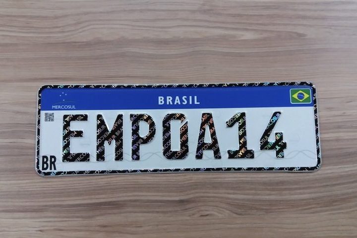 Desde a sua criação em 2014, um modelo padronizado de placas veiculares com identidade visual comum do Mercosul foi gradualmente integrado pelos seus quatro membros plenos: Brasil, Argentina, Uruguai e Paraguai. O pioneirismo coube ao Uruguai em 2015, seguido pela Argentina no ano seguinte. O Brasil adotou o padrão em 2018, enquanto o Paraguai finalizou o ciclo de implementação em 2024. Atualmente, a Bolívia permanece em fase de adaptação e a Venezuela segue suspensa das atividades do bloco desd -  (crédito: Divulgação/Detran-ES) -Desde a sua criação em 2014, um modelo padronizado de placas veiculares com identidade visual comum do Mercosul foi gradualmente integrado pelos seus quatro membros plenos: Brasil, Argentina, Uruguai e Paraguai. O pioneirismo coube ao Uruguai em 2015, seguido pela Argentina no ano seguinte. O Brasil adotou o padrão em 2018, enquanto o Paraguai finalizou o ciclo de implementação em 2024. Atualmente, a Bolívia permanece em fase de adaptação e a Venezuela segue suspensa das atividades do bloco desd -  (crédito: Divulgação/Detran-ES)