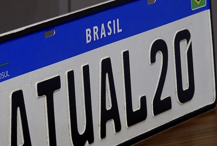 No território brasileiro, o novo padrão passou a ser obrigatório em 1º de dezembro de 2018 para veículos novos e em situações específicas, como transferência de município ou substituição da placa. O estado do Rio de Janeiro foi o primeiro a implementar o sistema, funcionando como um 