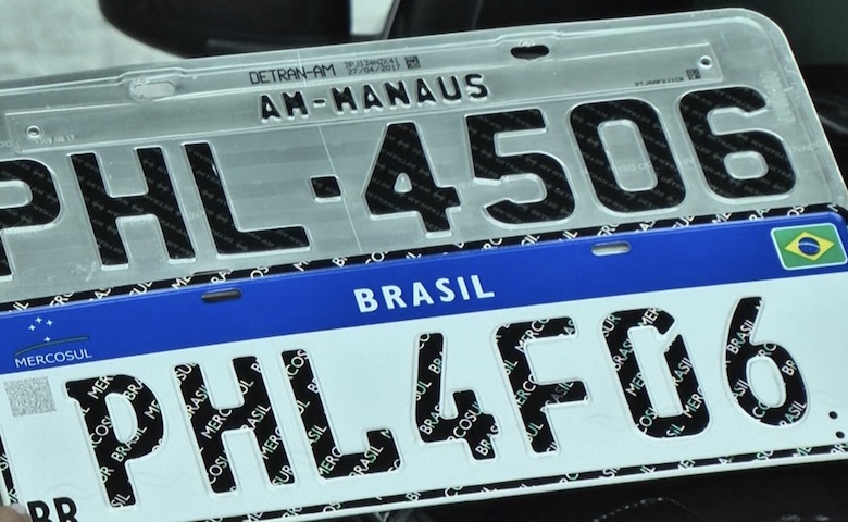 Paralelamente, tramita no Congresso brasileiro um projeto de lei que propõe o retorno da identificação do estado e do município nas placas, além da inclusão da bandeira da unidade federativa. A proposta foi aprovada na Comissão de Viação e Transportes da Câmara dos Deputados e ainda será analisada pela Comissão de Constituição e Justiça e de Cidadania.