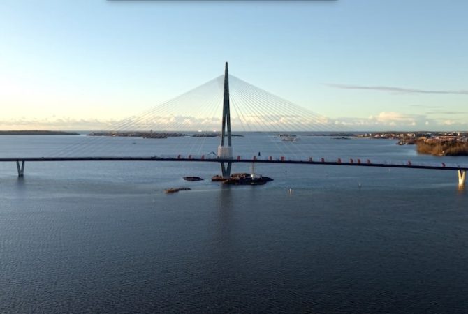 Ponte exclusiva para pedestres e ciclistas e vira símbolo de mobilidade urbana na Finlândia