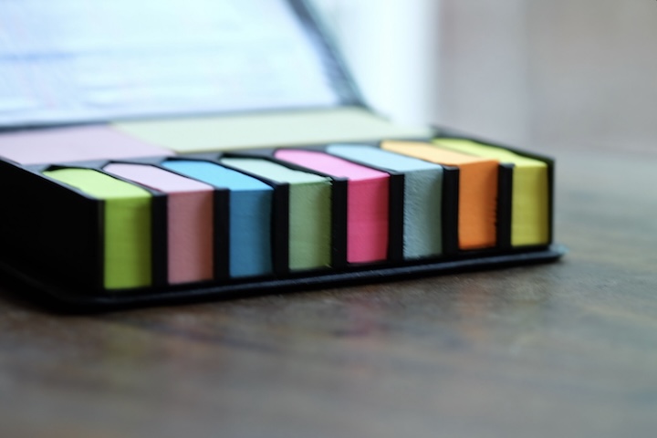 Posteriormente, surgiram versões em diferentes tamanhos e formatos, incluindo marcadores estreitos para livros, blocos maiores para planejamento coletivo e modelos específicos para uso corporativo e educacional. Essa diversidade contribuiu para ampliar o alcance do produto em diferentes áreas profissionais e contextos do cotidiano.