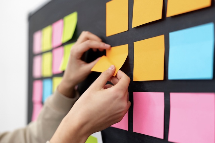 Além do suporte físico, a tecnologia integrou o conceito ao mundo digital através de aplicativos que replicam a experiência das notas autoadesivas em telas de computadores e smartphones. Em ambientes de trabalho, o Post-it passou a contribuir para metodologias ágeis de gestão, sessões de brainstorming e técnicas de design thinking, onde facilita a visualização de ideias e o fluxo de trabalho em equipes profissionais.