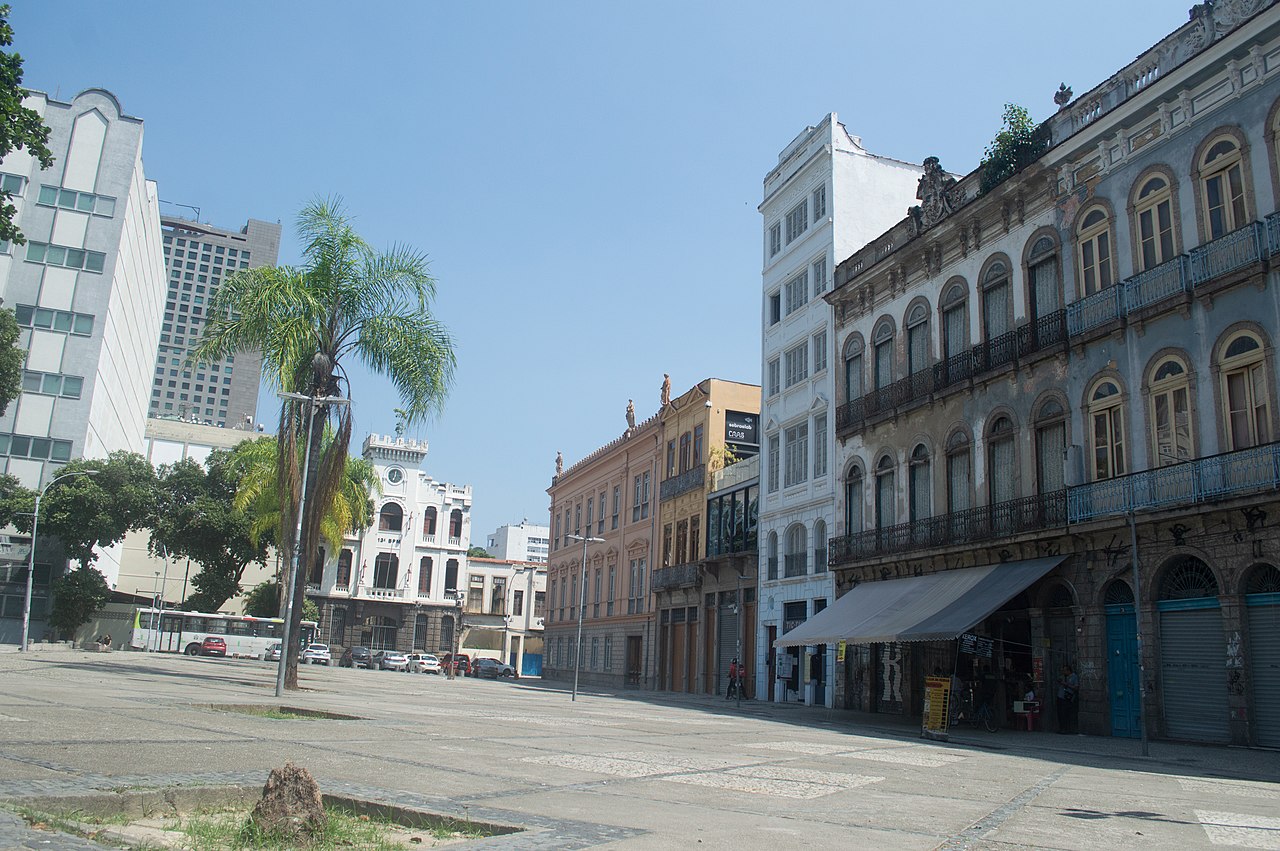 A Praça Tiradentes fica a poucos minutos das estações de metrô Cinelândia e Uruguaiana, o que facilita o acesso. Para quem vai de carro, há estacionamentos pagos na região, mas o transporte público costuma ser a melhor opção, já que o trânsito e a falta de vagas são comuns no centro.
