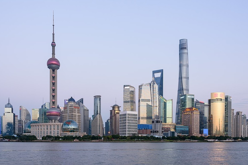 Xangai tem um dos skylines mais impressionantes do mundo, marcado por torres futuristas que definem sua identidade visual. Entre os destaques está a Shanghai Tower, símbolo de inovação e engenharia avançada. A cidade combina tradição chinesa com construções de alta tecnologia, criando um contraste único entre o antigo e o moderno. Regiões como o distrito financeiro exibem edifícios arrojados, com design ousado e soluções sustentáveis. Ao mesmo tempo, áreas históricas preservam elementos culturai
