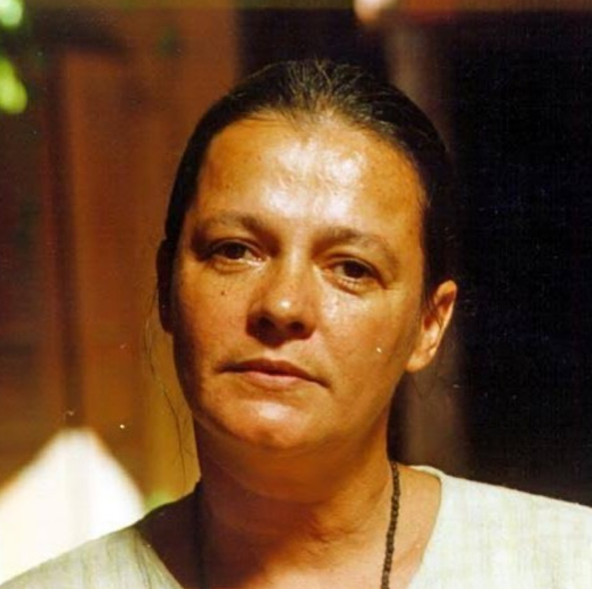 Ela é filha do suboficial da Aeronáutica Osmar Pires de Oliveira e de Maria Mendes de Oliveira e é formada em artes cênicas pela Universidade de São Paulo. Bete Mendes iniciou a carreira como atriz profissional no teatro, em 1968, na peça “A Cozinha” e, logo depois, estreou na televisão.
