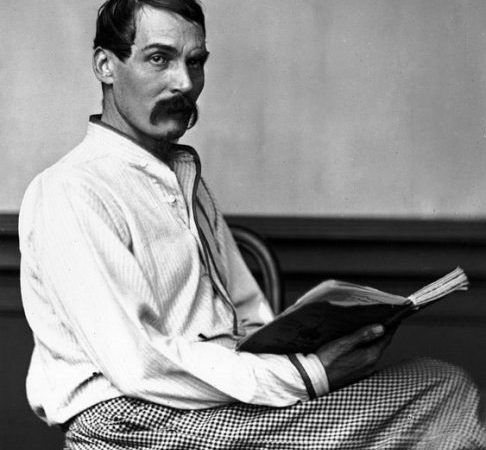 ‘Invadiu’ cidade proibida, aprendeu 26 línguas e visitou o Brasil: conheça a história impressionante do explorador britânico Richard Burton