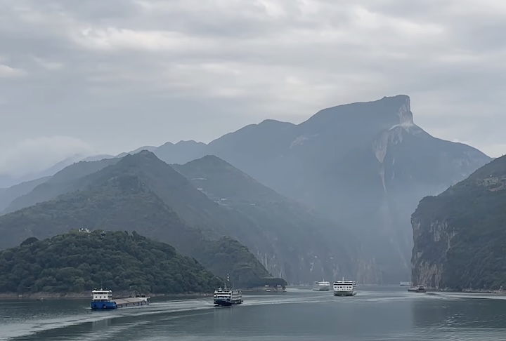Rio Yangtzé (China): Destaca para as paisagens dramáticas das Três Gargantas e pela travessia próxima à monumental Barragem das Três Gargantas. O roteiro combina natureza grandiosa, engenharia moderna e contato com tradições chinesas antigas. 