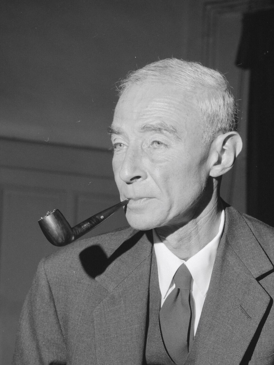 Oppenheimer nunca mais trabalhou para o governo e, em vez disso, fundou a Academia Mundial de Artes e Ciências e passou a dar palestras sobre ciência e ética até sua morte. Robert Oppenheimer faleceu em 18 de fevereiro de 1967, em decorrência de um câncer de garganta causado pelo hábito de fumar.
