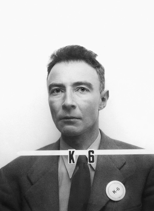 Em 1953, Oppenheimer foi acusado de ter ligações com comunistas no passado, de omitir informações sobre agentes soviéticos e de se opor à criação da bomba de hidrogênio. No ano seguinte, uma audiência concluiu que ele não era traidor, mas retirou seu acesso a segredos militares, o que levou ao fim de seu trabalho como consultor do governo dos Estados Unidos.
