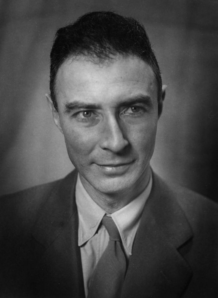 Assim, inicialmente, Oppenheimer apoiou o uso da bomba como forma de encerrar a guerra, mas depois passou a refletir sobre suas consequências morais e humanas. Entretanto, Oppenheimer afirmou publicamente que não se arrependia do trabalho que havia realizado, pois considerava que agiu com responsabilidade. Para ele, a decisão e a responsabilidade pelo uso de armas atômicas cabiam aos governantes, e não aos cientistas. Ainda assim, após a Segunda Guerra Mundial, passou a defender a limitação da p