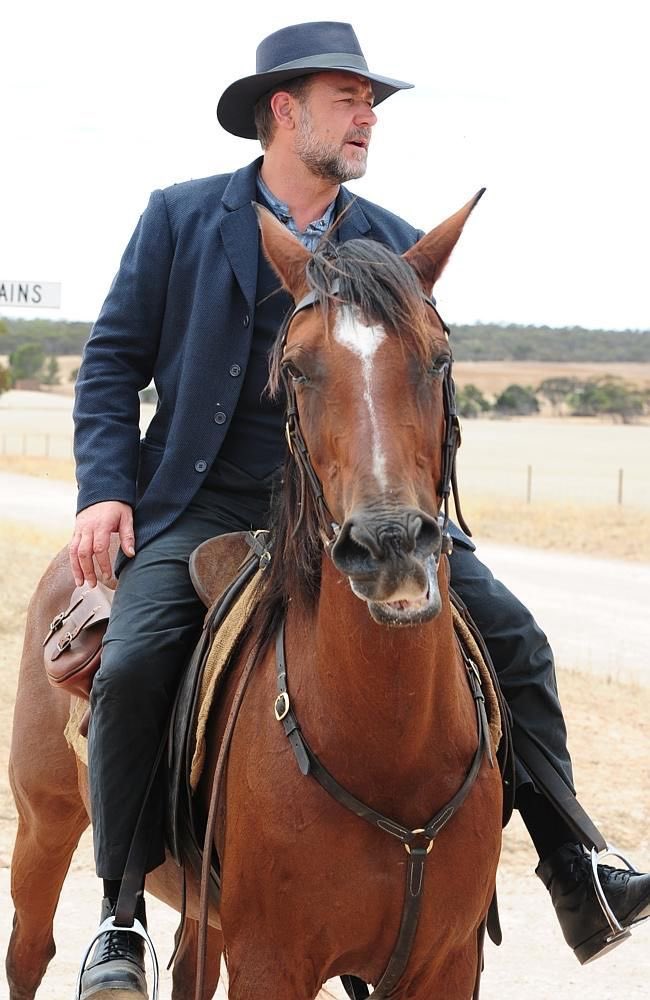 Ao longo da carreira, Russell Crowe mostrou sua versatilidade ao interpretar diferentes tipos de personagens em diferentes gêneros, desde o fora da lei Ben Wade em 