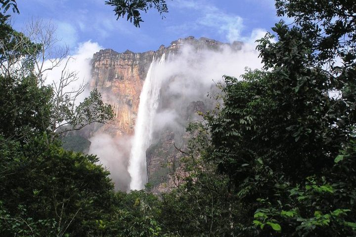 No topo do planalto, o relevo abriga formações rochosas em formatos incomuns, piscinas naturais, mirantes, cachoeiras gigantes como o Salto Ángel e cavernas raras escavadas em quartzito pela ação contínua da água ao longo de milhares de anos.