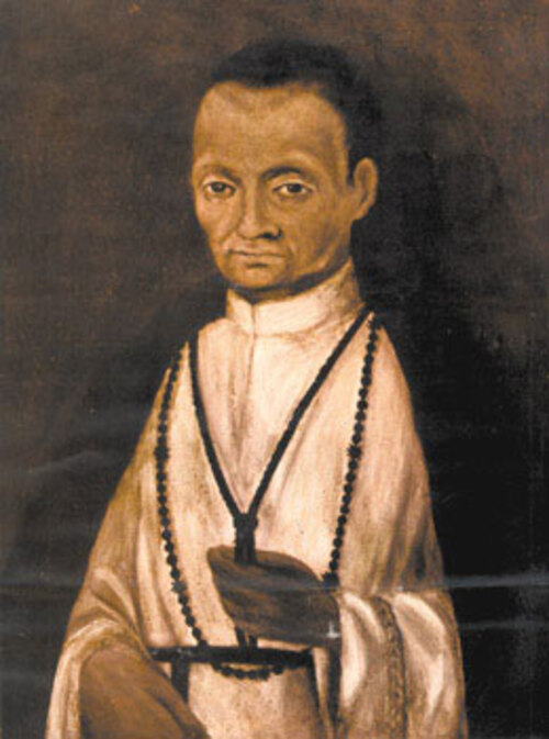 São Martinho de Porres
Nascido em 1579, também em Lima, Martinho de Porres era filho de uma mulher negra liberta e de um nobre espanhol. Viveu em um contexto de forte desigualdade social e racial, o que marcou sua trajetória. Tornou-se irmão leigo da Ordem Dominicana e destacou-se pela humildade, caridade e cuidado com enfermos, animais e pessoas em situação de pobreza. Sua fama de milagreiro cresceu ainda em vida.