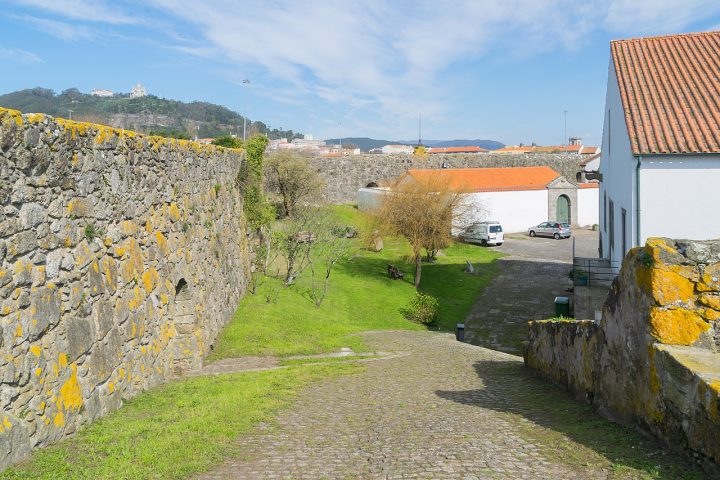 Mesmo hoje, o comércio tradicional ainda sobrevive nas ruas estreitas, onde se encontra artesanato autêntico e bordados típicos feitos à mão. No conjunto, Viana do Castelo é um destino calmo, seguro e ideal para quem gosta de caminhadas junto ao rio ou à beira-mar.