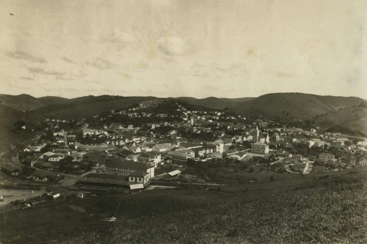 A cidade surgiu ainda no período colonial com a abertura do Caminho Novo da Estrada Real, rota importante para o transporte de ouro entre Minas e o litoral, e inicialmente recebeu o nome de Palmyra, sendo rebatizada em 1932 em homenagem ao inventor.