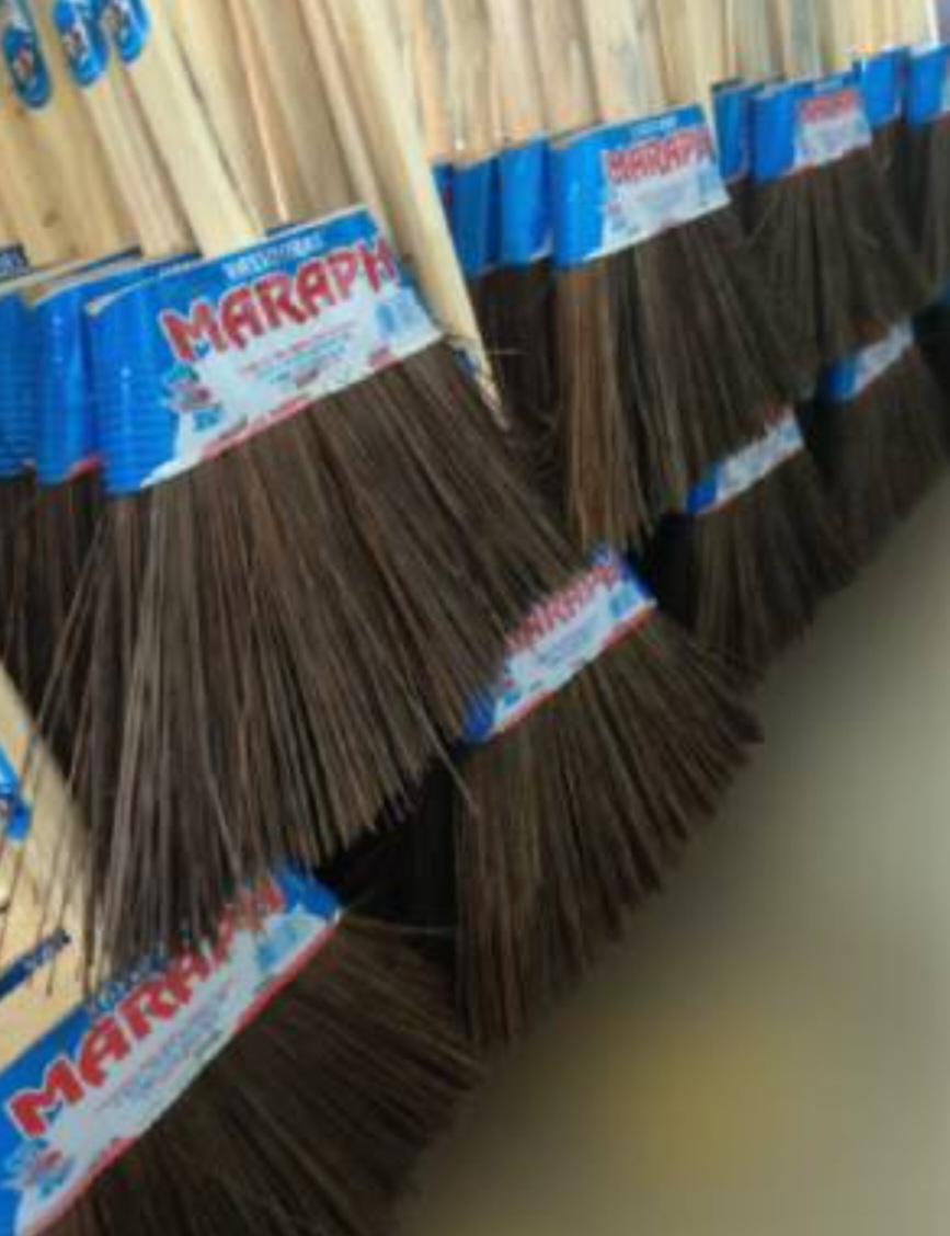 A vassoura de piaçava se popularizou justamente por sua eficiência. Ela consegue remover sujeiras pesadas sem desgastar rapidamente, sendo muito comum em ruas, quintais e calçadas.