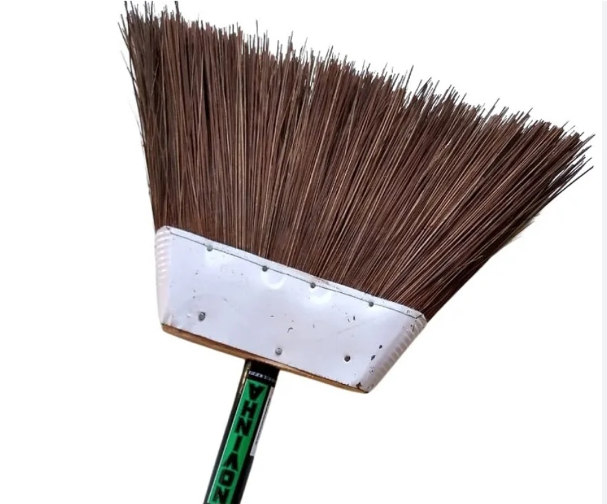 Outro fator que contribui para essa popularidade é o custo acessível. Como é produzida em larga escala no país, a vassoura de piaçava se tornou um item presente em grande parte dos lares brasileiros.