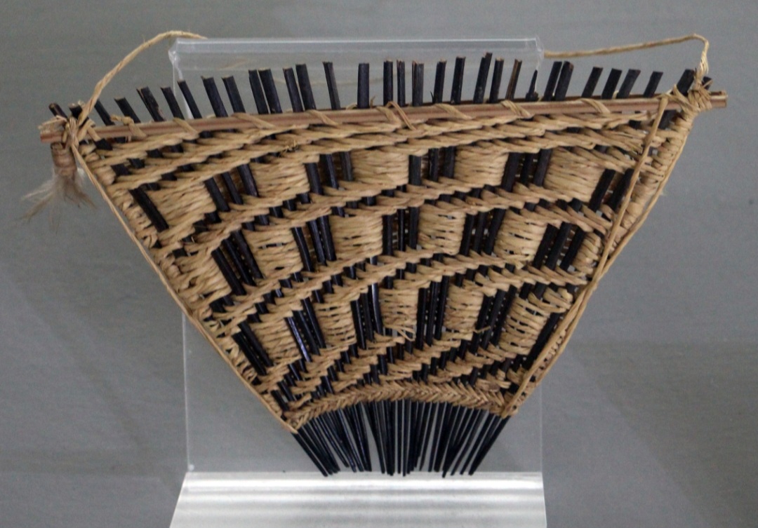 A piaçava ainda aparece em cordas, capachos e peças de artesanato. Em algumas regiões, ela é transformada em objetos decorativos, agregando valor ao produto final.