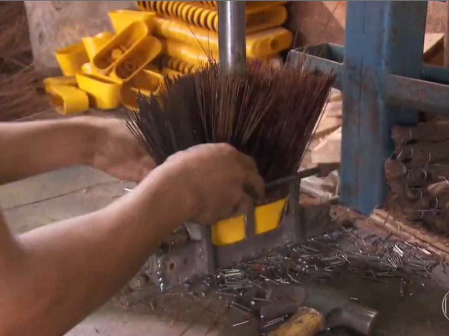 Um dos usos mais conhecidos da piaçava é na fabricação de vassouras. Sua resistência e firmeza tornam o material ideal para varrer áreas externas e superfícies mais ásperas.