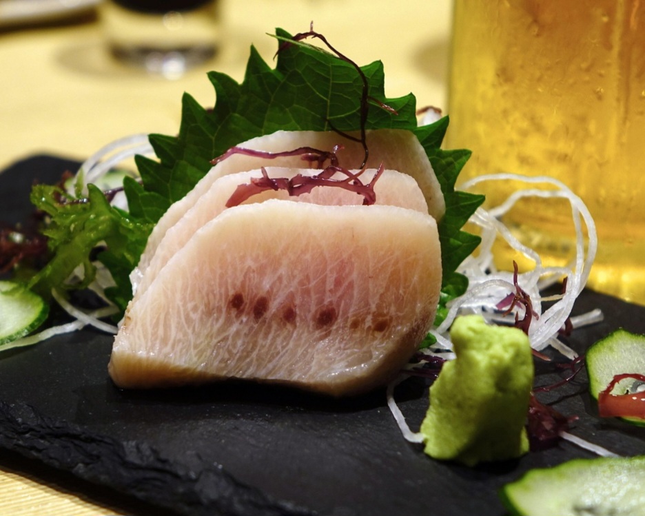 Um detalhe importante é que a maior parte do “wasabi” servido fora do Japão não é autêntico. Trata-se de uma mistura de raiz-forte com corante verde e, às vezes, mostarda. Ou seja, muitas pessoas nunca provaram o verdadeiro wasabi sem saber.