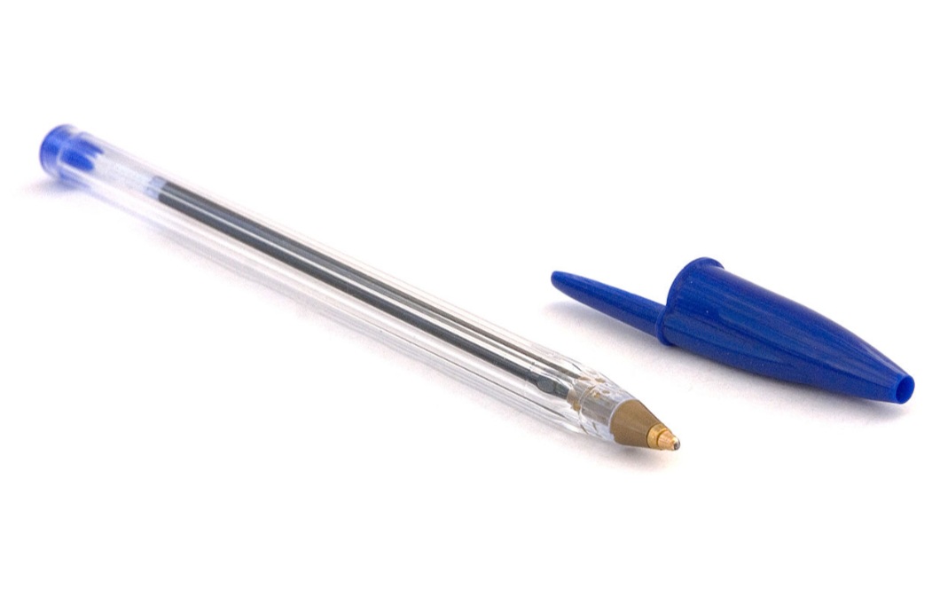 A grande inovação da Bic foi oferecer uma caneta descartável, com tinta de secagem rápida e fluxo constante, evitando borrões. Seu corpo transparente também permitia acompanhar o nível de tinta, algo prático para o dia a dia. Esse conjunto de características ajudou a transformar a escrita em algo mais simples e acessível.