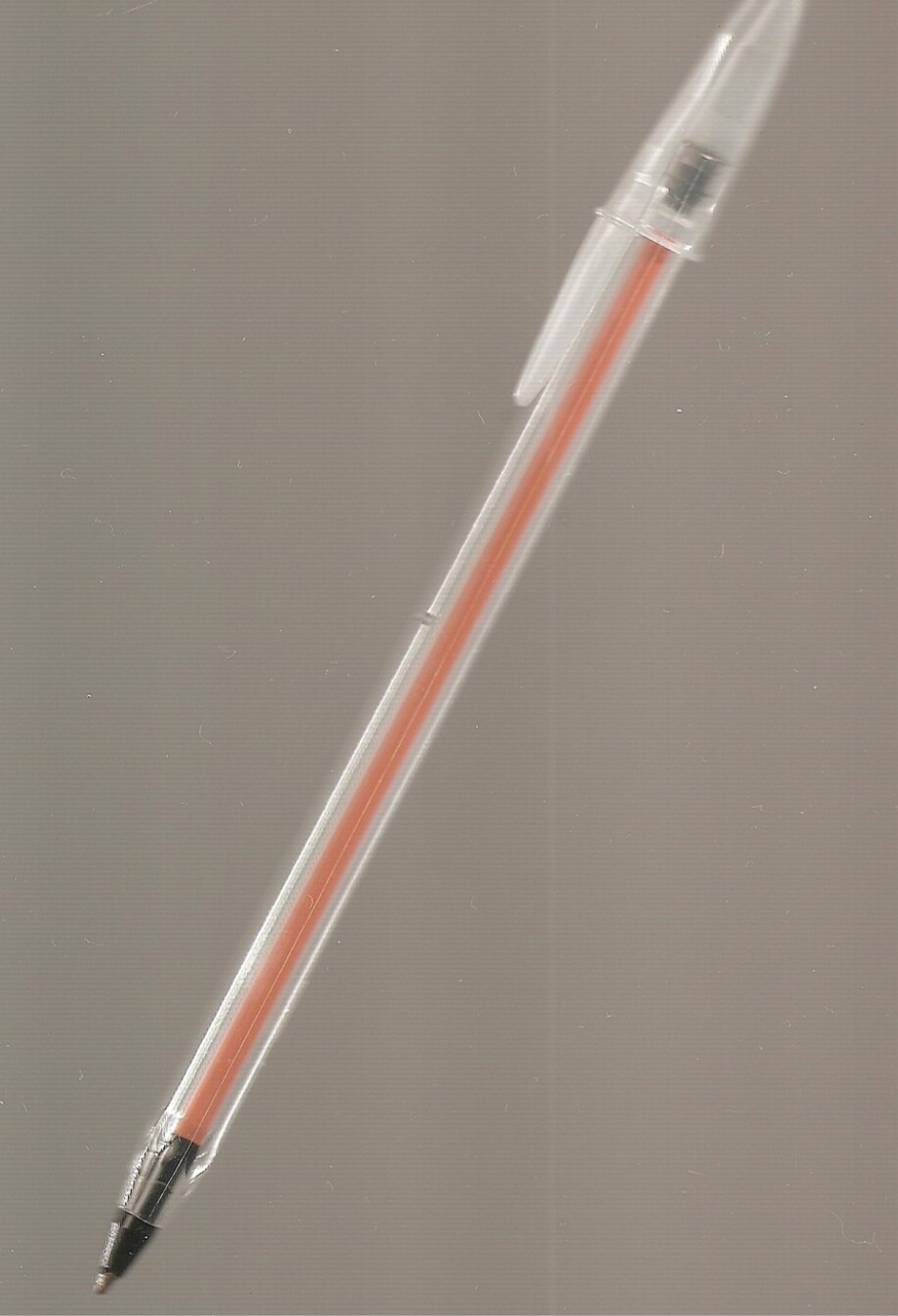 Outro fator importante para seu sucesso foi a padronização. O modelo clássico, conhecido como Cristal, mudou muito pouco desde seu lançamento. Esse design simples e funcional virou referência e até símbolo de praticidade no mundo dos materiais de escritório.