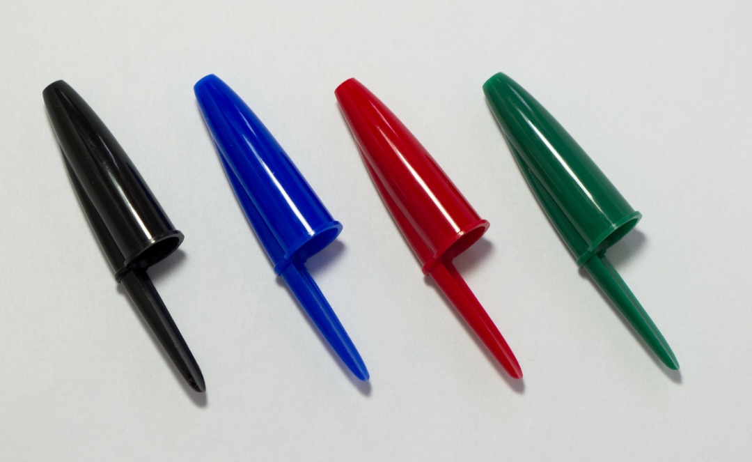 Uma curiosidade famosa está no pequeno furo presente na tampa da caneta. Ele não está ali por acaso: trata-se de uma medida de segurança. Caso alguém engula a tampa acidentalmente, o orifício permite a passagem de ar, reduzindo o risco de sufocamento.