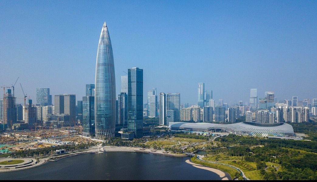Shenzhen é um dos maiores polos tecnológicos do mundo e um símbolo do crescimento acelerado das últimas décadas. Sua arquitetura reflete essa transformação, com prédios modernos, arranha-céus imponentes e projetos urbanos inovadores. A cidade investe em infraestrutura inteligente, mobilidade eficiente e integração entre tecnologia e espaço urbano. Distritos inteiros foram planejados para abrigar empresas de inovação e centros de pesquisa. Além disso, há preocupação com sustentabilidade e uso rac