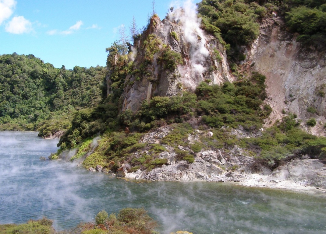 Na Nova Zelândia, o Waimangu já foi considerado o mais poderoso da história. Afinal, expelia jatos de mais de 400 metros misturados a lama, chamados de “água negra”. Extinto em 1904 após mudanças no fluxo hídrico, deixou como legado grandes piscinas termais que ainda atraem visitantes.