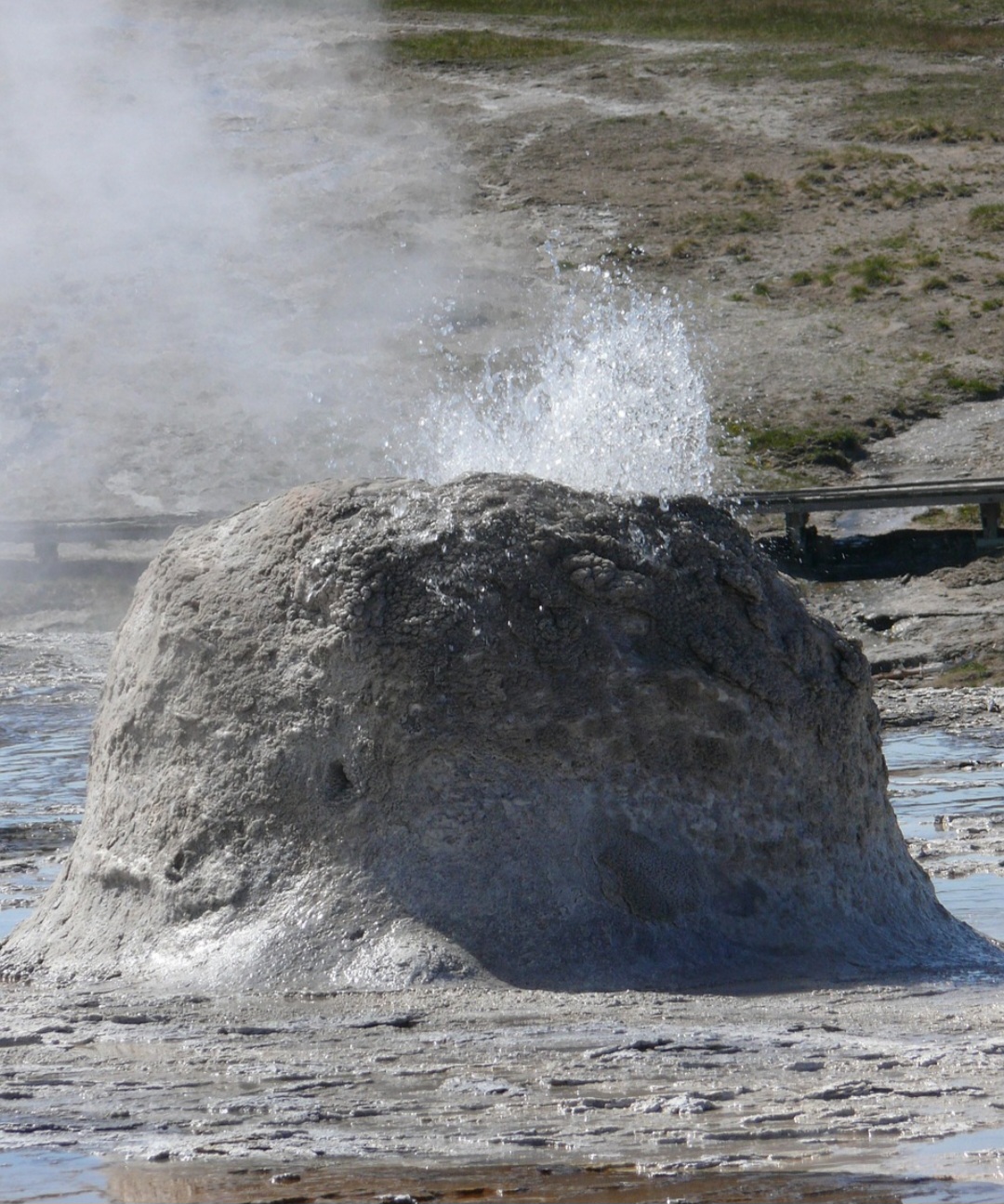 As erupções variam muito: podem durar segundos ou horas, com intervalos de minutos a anos. Menos de mil gêiseres, aliás, existem no mundo, pois as condições necessárias são extremamente específicas. O equilíbrio entre calor, água e rochas deve se manter intacto, caso contrário o fenômeno desaparece. Essa raridade torna cada campo de gêiseres um patrimônio natural de grande valor científico e turístico.