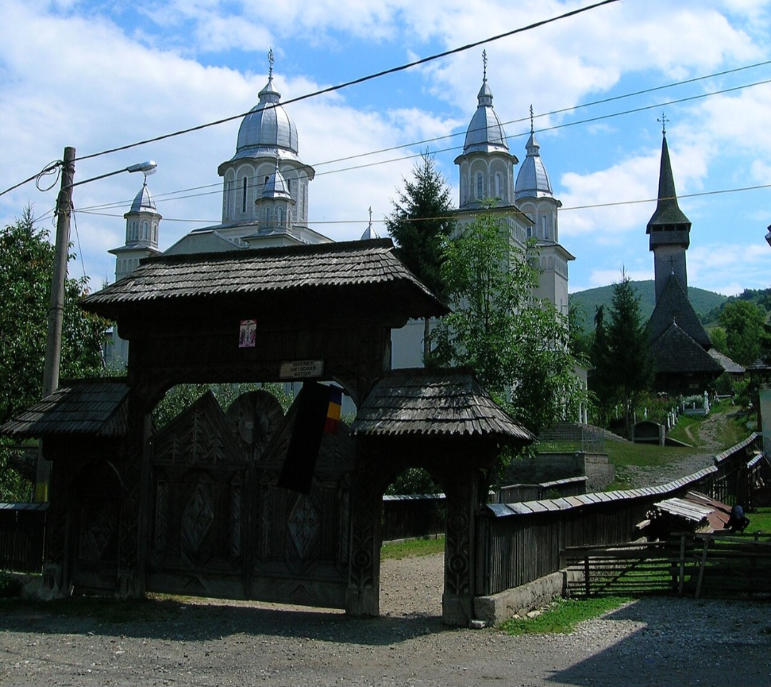 Aldeias como Breb, Botiza e Ieud preservam casas de madeira com telhados inclinados e portões esculpidos em símbolos solares e geométricos. Esses portões, chamados de “por?i maramure?ene,” são verdadeiras obras de arte, transmitindo mensagens de proteção e prosperidade. Caminhar por esses vilarejos é como viajar no tempo devido à composição de cada detalhe arquitetônico.


