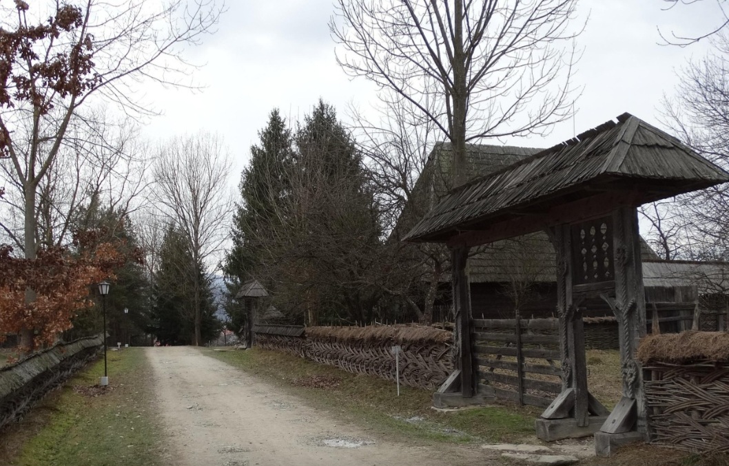 Maramure? tem cerca de 450 mil habitantes e ocupa aproximadamente 6.300 quilômetros quadrados, sendo uma das regiões menos densamente povoadas da Romênia. 