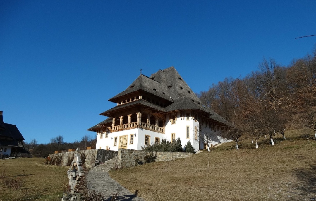 A maioria da população vive em vilarejos rurais, onde tradições camponesas ainda definem o cotidiano. Essa baixa densidade permite que costumes antigos permaneçam vivos e transmitidos de geração em geração.

