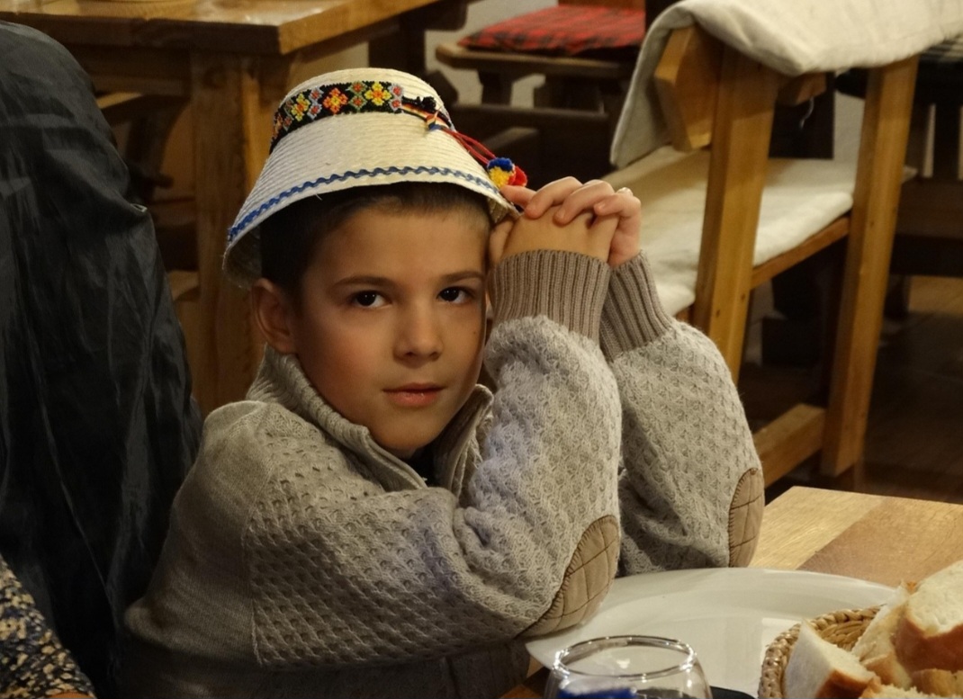 Celebrações como a Páscoa e o Natal, aliás, são marcadas por trajes típicos bordados à mão. Nessas festas, moradores cantam colinde (canções tradicionais) e dançam em rodas comunitárias. As tradições, desse modo, reforçam a identidade coletiva da região.