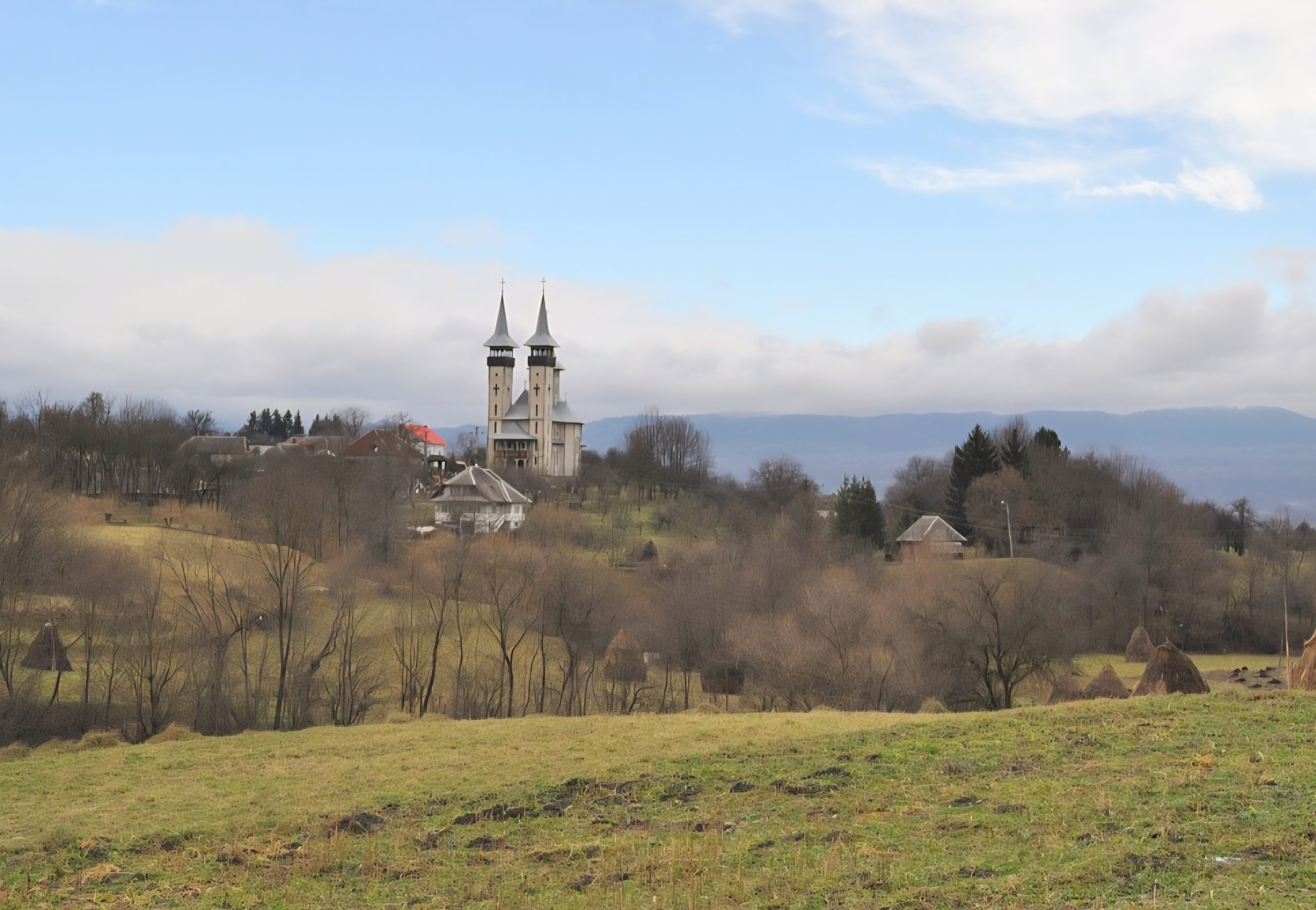 PortÃµes esculpidos, colheres decorativas e cruzes de madeira mostram a habilidade dos artesÃ£os, alÃ©m de lenÃ§os costurados Ã  mÃ£o e casacos de lÃ£ tecidos. Cada peÃ§a carrega sÃ­mbolos de proteÃ§Ã£o e fertilidade. Esse artesanato fortalece a identidade e gera reconhecimento internacional. A vila de Breb, por exemplo, se tornou um retrato vivo da autenticidade romena.
