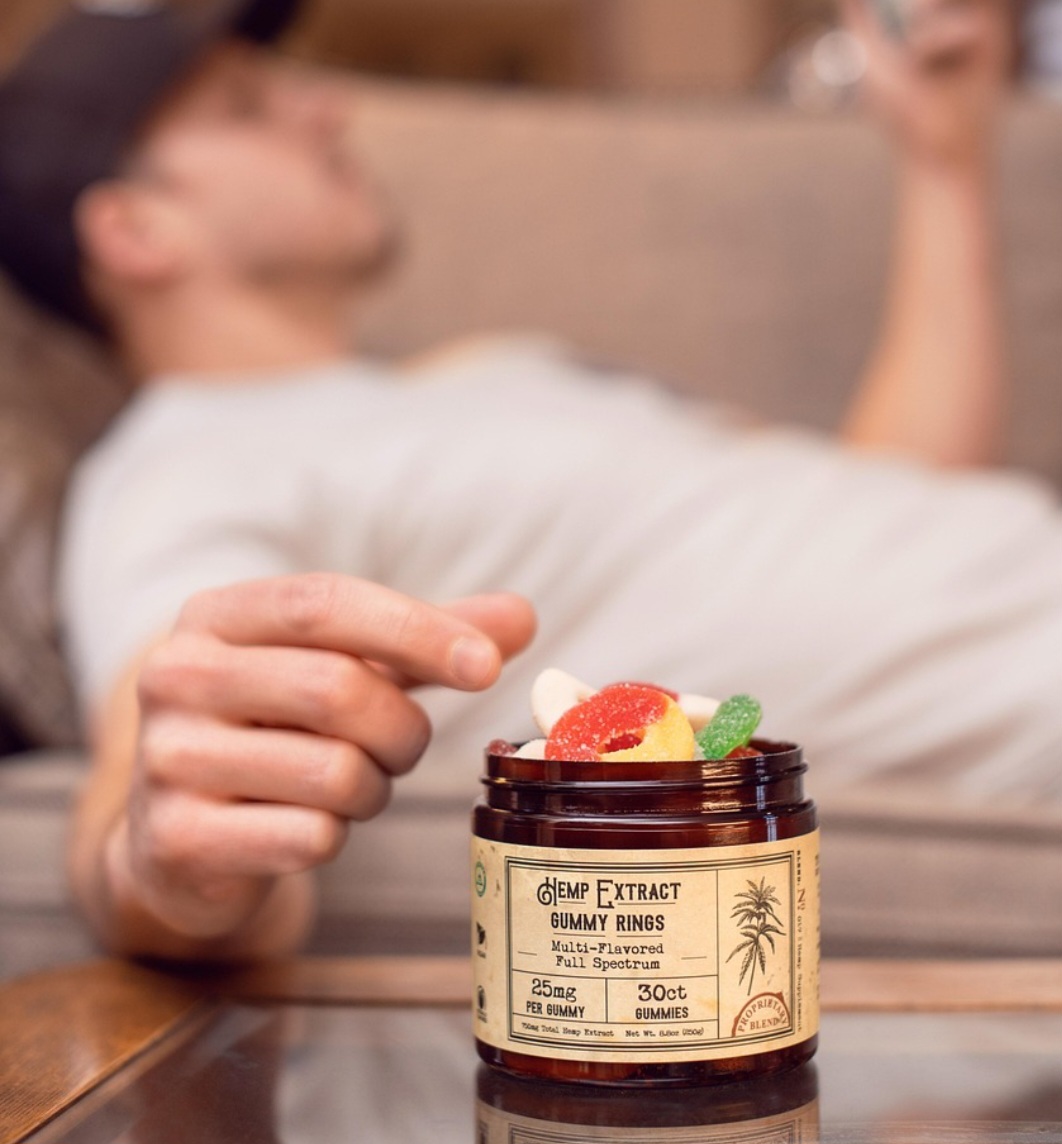 Essa curiosidade desperta interesse público porque revela como um doce tão comum pode carregar tantas camadas de informação. 