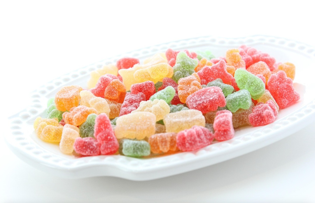 O açúcar é o ingrediente principal das jujubas, responsável por dar doçura intensa e estrutura ao doce. Ele é aquecido e misturado com outros componentes para formar uma massa homogênea que sustenta a textura. Essa base açucarada é o que garante o sabor marcante e a energia rápida que o doce oferece.