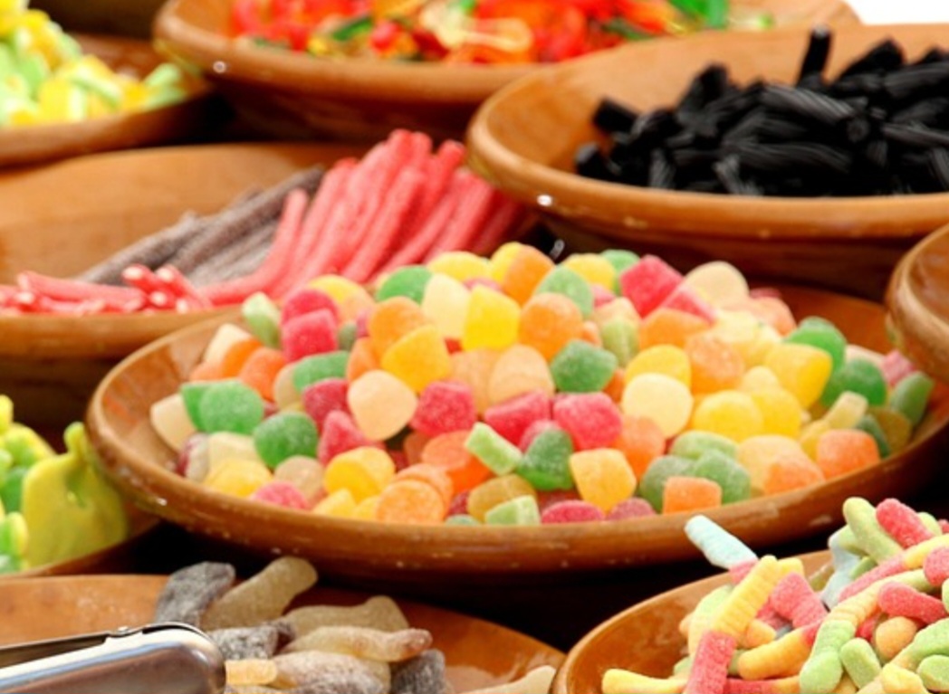 Os corantes trazem o apelo visual, transformando cada unidade em um convite colorido ao consumo. Já os aromatizantes simulam sabores de frutas ou outras referências gustativas, ampliando a diversidade. Além disso, há aspectos industriais e nutricionais que precisam ser considerados, já que o consumo excessivo pode trazer impactos à saúde. Entender do que é feita a jujuba é mergulhar em um universo que mistura química alimentar, cultura e consumo. 