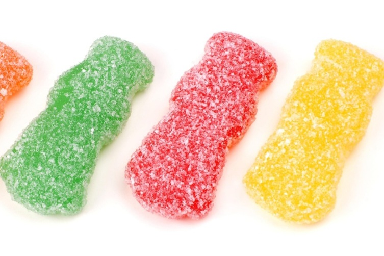 Apesar de deliciosas, as jujubas são ricas em açúcar e aditivos, o que exige consumo moderado. Elas oferecem energia rápida, mas não trazem benefícios nutricionais relevantes para o corpo. Por isso, são doces para momentos ocasionais e não para o dia a dia, devendo ser vistas como parte de um consumo equilibrado.