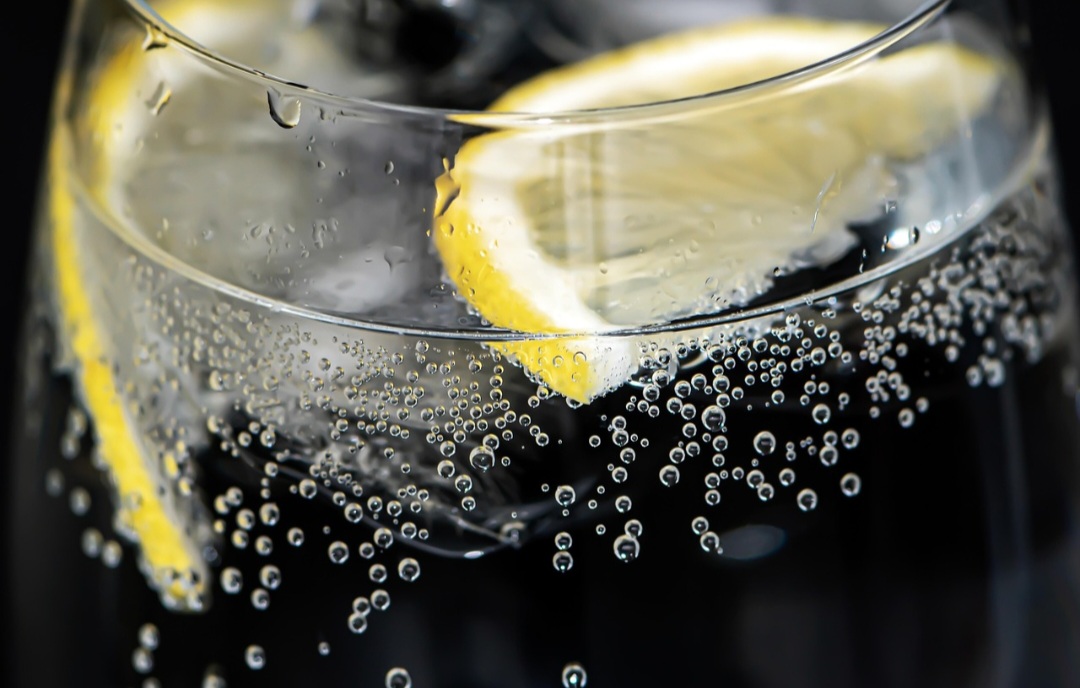 Versátil, ela é essencial em coquetéis como o gin tônica, equilibrando frescor e amargor.O quinino presente na água tônica é regulado por normas de segurança alimentar. Em doses altas, pode causar efeitos adversos, mas nas quantidades atuais é seguro. 