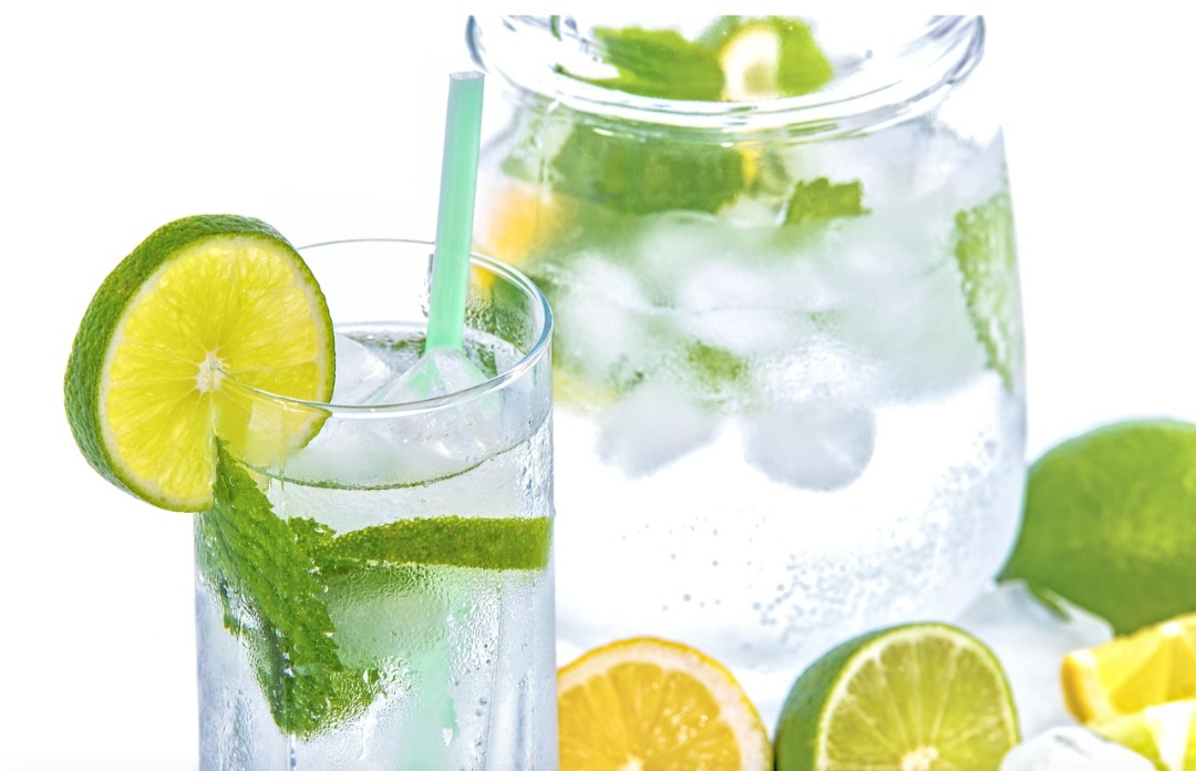 A água tônica surgiu no século 19, quando soldados britânicos misturavam quinino à água com açúcar e gás. O objetivo era tornar o remédio mais palatável e fácil de consumir. Dessa prática nasceu uma bebida que atravessou fronteiras e ganhou o mundo. 
