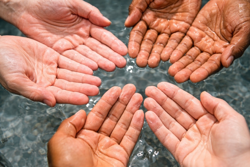 O enrugamento ocorre porque os vasos sanguíneos dos dedos se contraem após alguns minutos na água. Essa contração reduz o volume interno e faz a pele “afundar”, formando rugas.