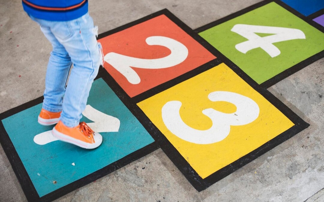 A participação é simples e acessível, geralmente envolvendo duas ou mais crianças, embora possa ser praticada individualmente. Não há limite rígido de idade, o que faz da amarelinha uma atividade inclusiva e fácil de organizar em qualquer espaço aberto, como calçadas, pátios ou quadras.