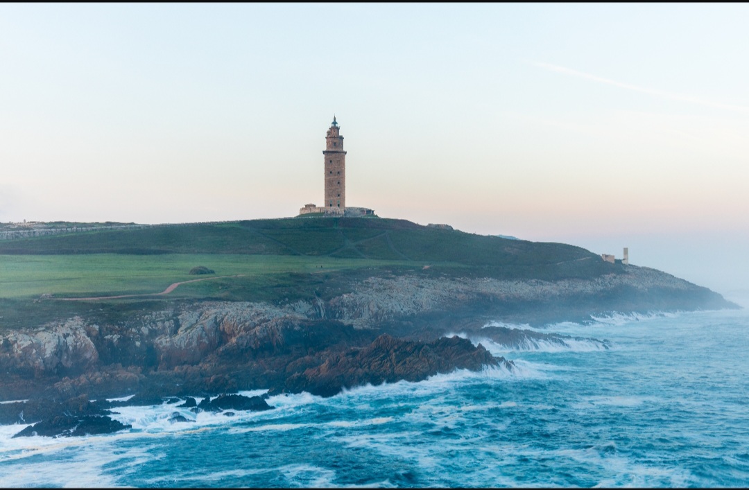 Além disso, o farol está cercado por um parque escultórico que valoriza a paisagem atlântica. O espaço, assim, integra arte contemporânea e natureza, ampliando a experiência cultural dos visitantes.