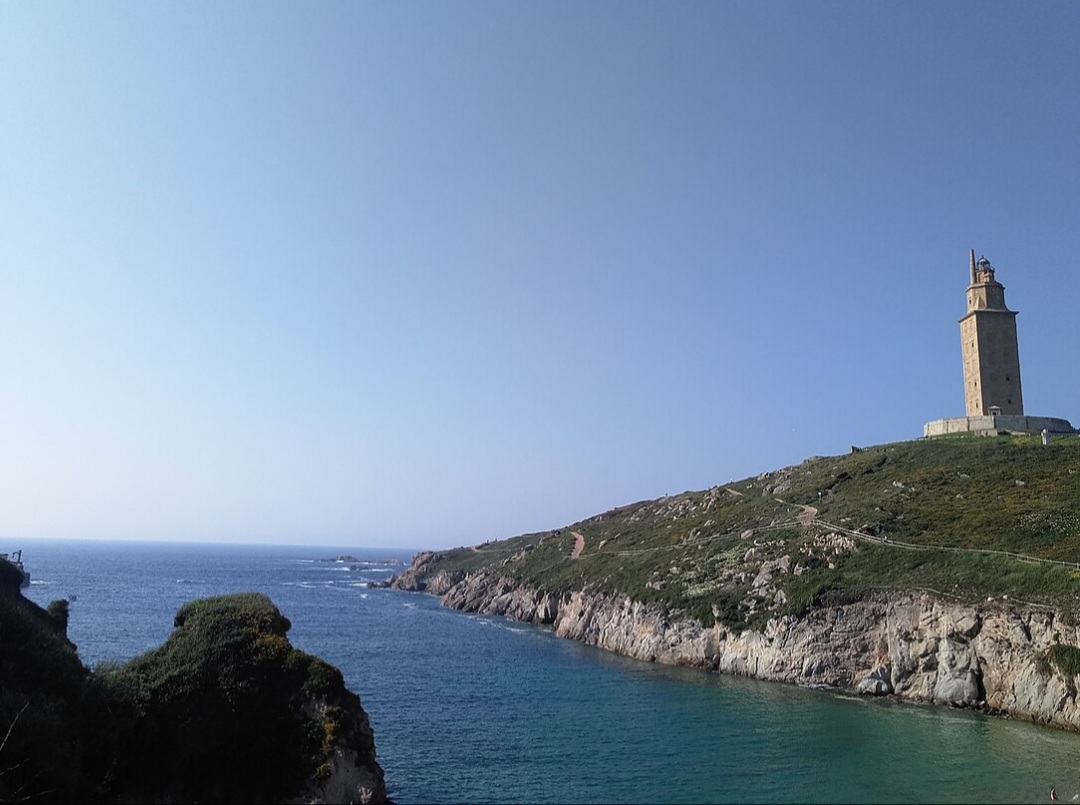 A fama da Torre de Hércules ultrapassa fronteiras. É estudada minuciosamente por arqueólogos, arquitetos e historiadores, sendo considerada um exemplo único de continuidade funcional de uma obra romana.