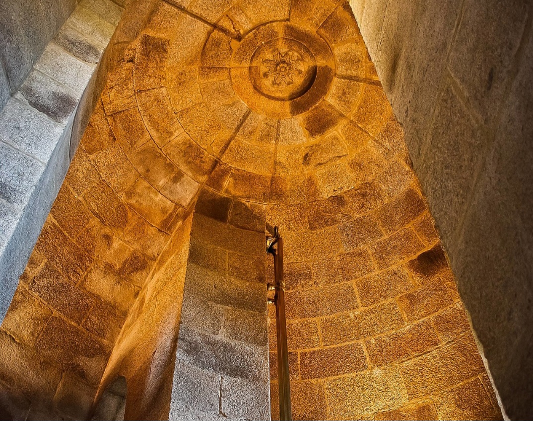 Poetas, coloristas e escritores encontraram inspiração na torre. Sua imponência e ligação com o mar evocam sentimentos de eternidade e resistência, tornando-a tema recorrente na arte galega. Seu interior também encanta e inspira.