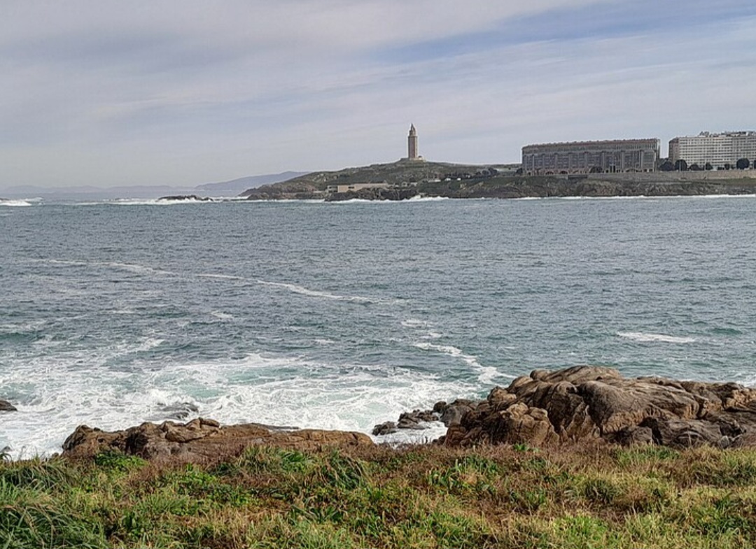 Situada em La Coruña, na costa da Galícia, a torre domina a visão do horizonte atlântico. Sua posição elevada permite que a luz alcance longas distâncias, garantindo segurança às embarcações que cruzam a região.