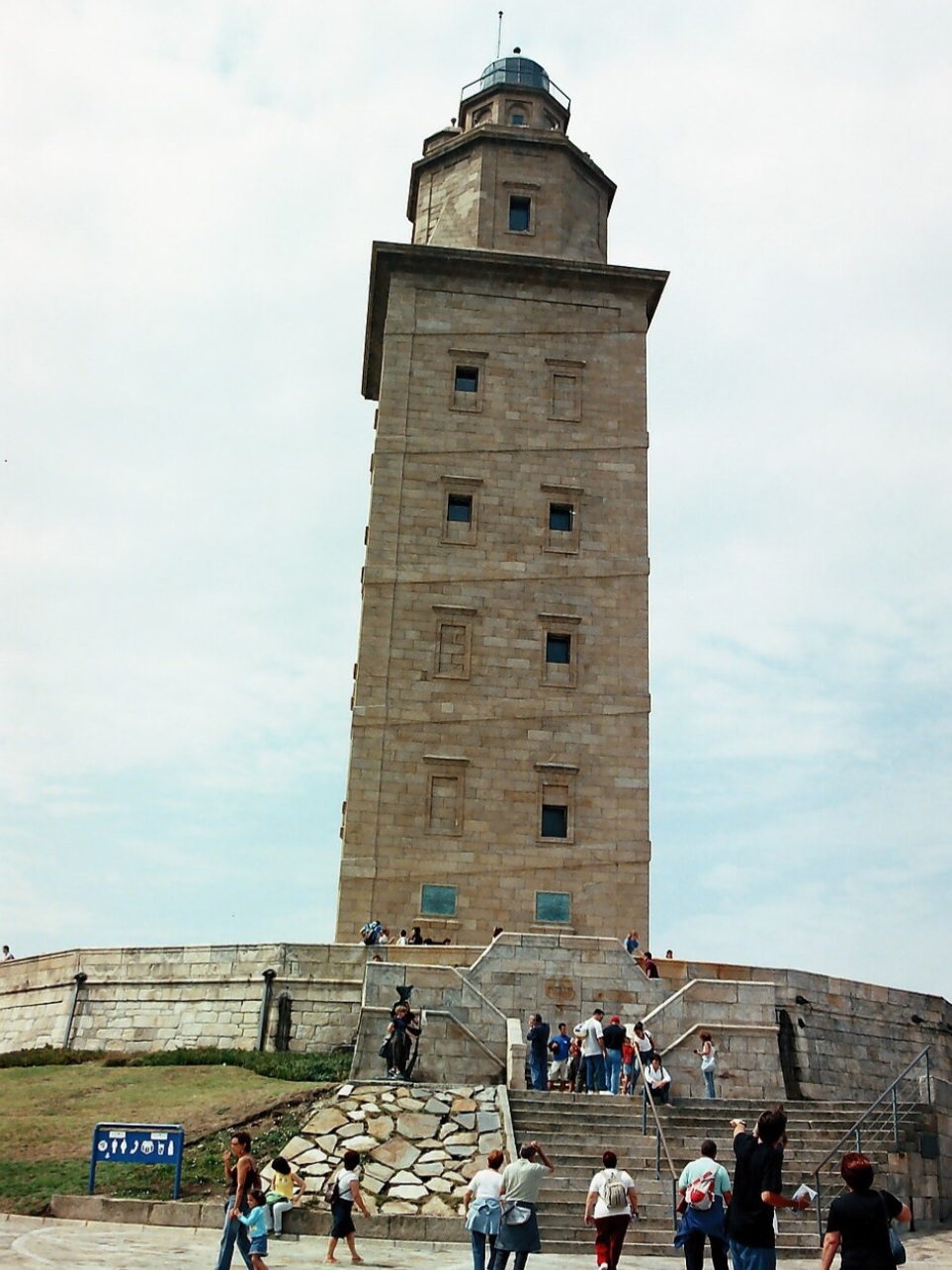 Hoje, visitantes podem subir tranquilamente até o topo da torre. O percurso diferenciado revela tanto a estrutura interna romana quanto as reformas posteriores, oferecendo, assim, uma experiência única de viagem no tempo.